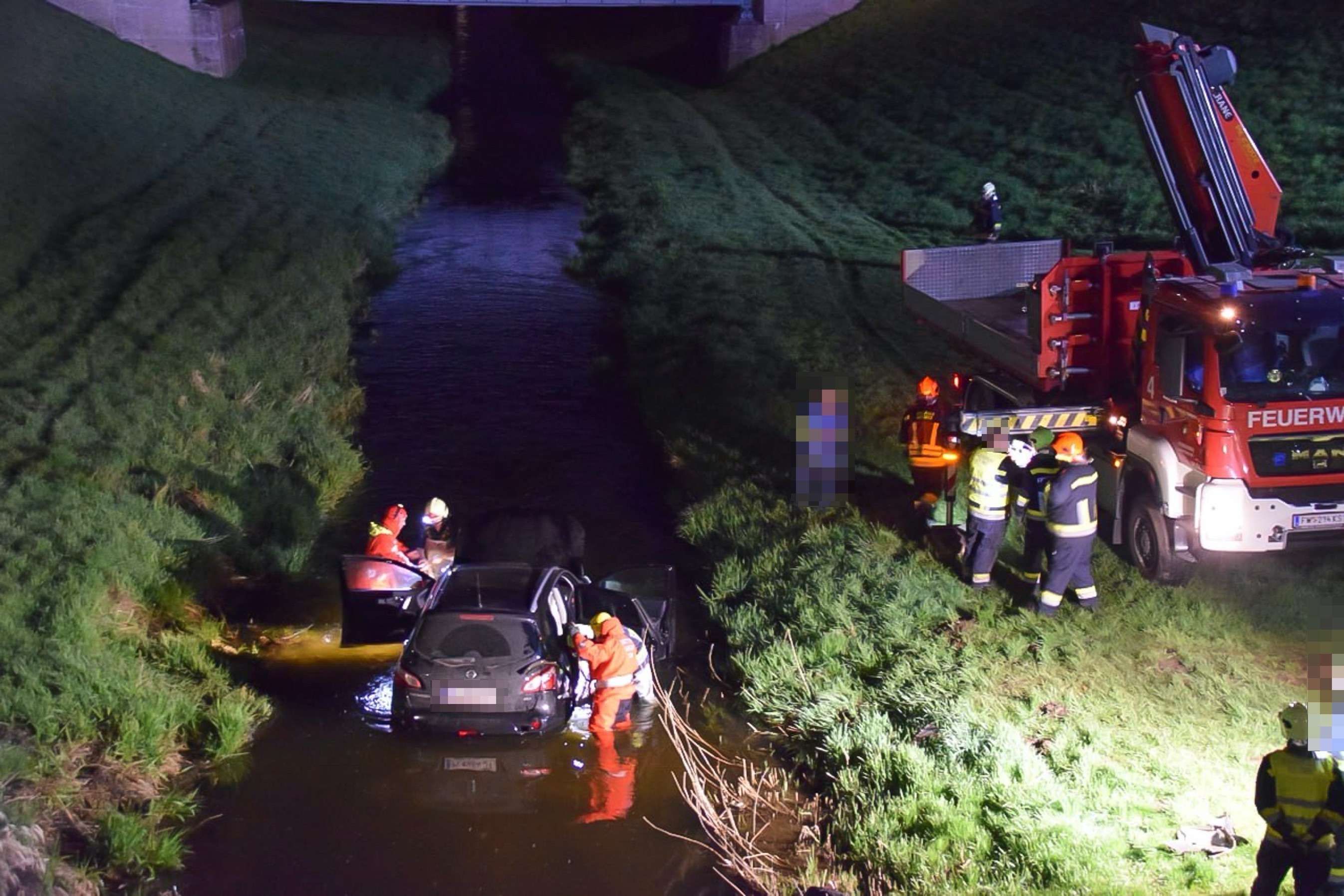 Lenker fuhr Polizei davon und landete in Fluss