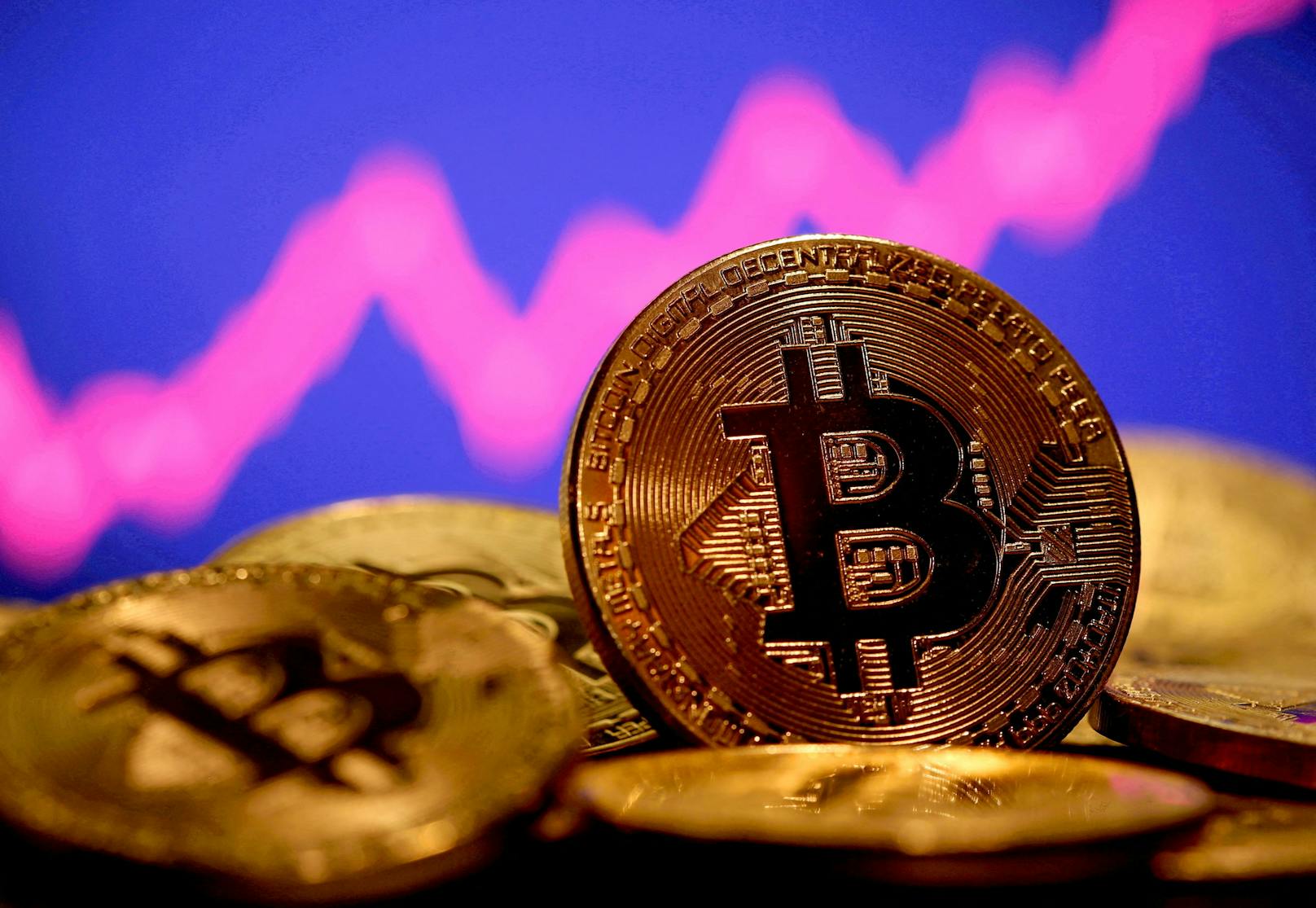 Die bekannteste Kryptowährung Bitcoin ist erstmals seit Juni vergangenen Jahres wieder mehr als 30.000 Dollar wert.