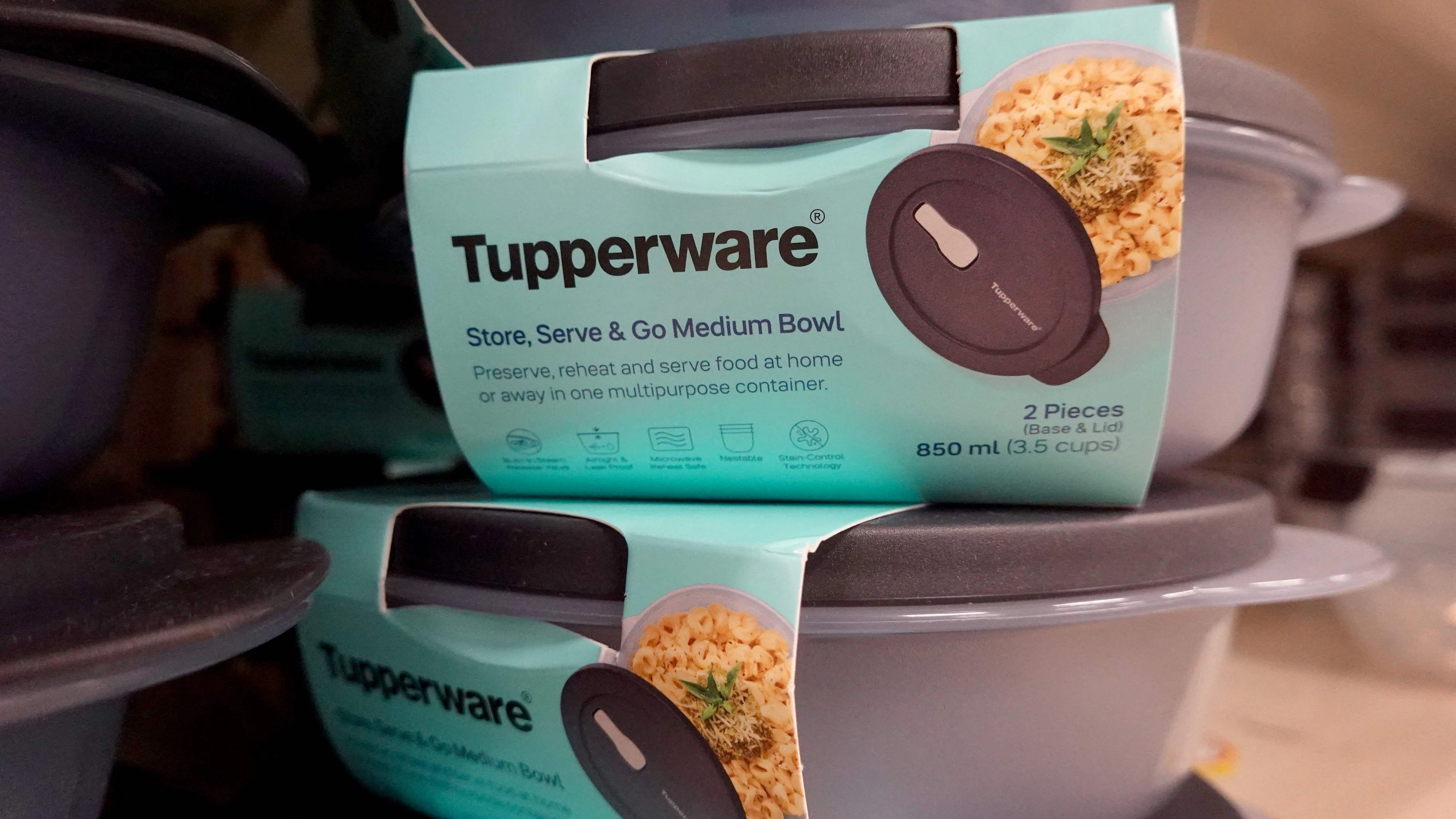 Tupperware products are offered for sale at a retail store on April 10, 2023 in Chicago, Illinois. Tupperware stock closed down nearly 50 percent today after the company warned that it may go out of business. Scott Olson/Getty Images/AFP (Photo by SCOTT OLSON / GETTY IMAGES NORTH AMERICA / Getty Images via AFP) - 20230410_PD6115 - Rechteinfo: Rights Managed (RM) Fotografische Urheberrechte sind garantiert. Der Kunde selbst hat insbesondere die Persönlichkeitsrechte der abgebildeten Personen in eigener Verantwortung zu beachten (AGBs Punkt 5). Nur für redaktionelle Nutzung durch Tageszeitungen und Onlinemedien!