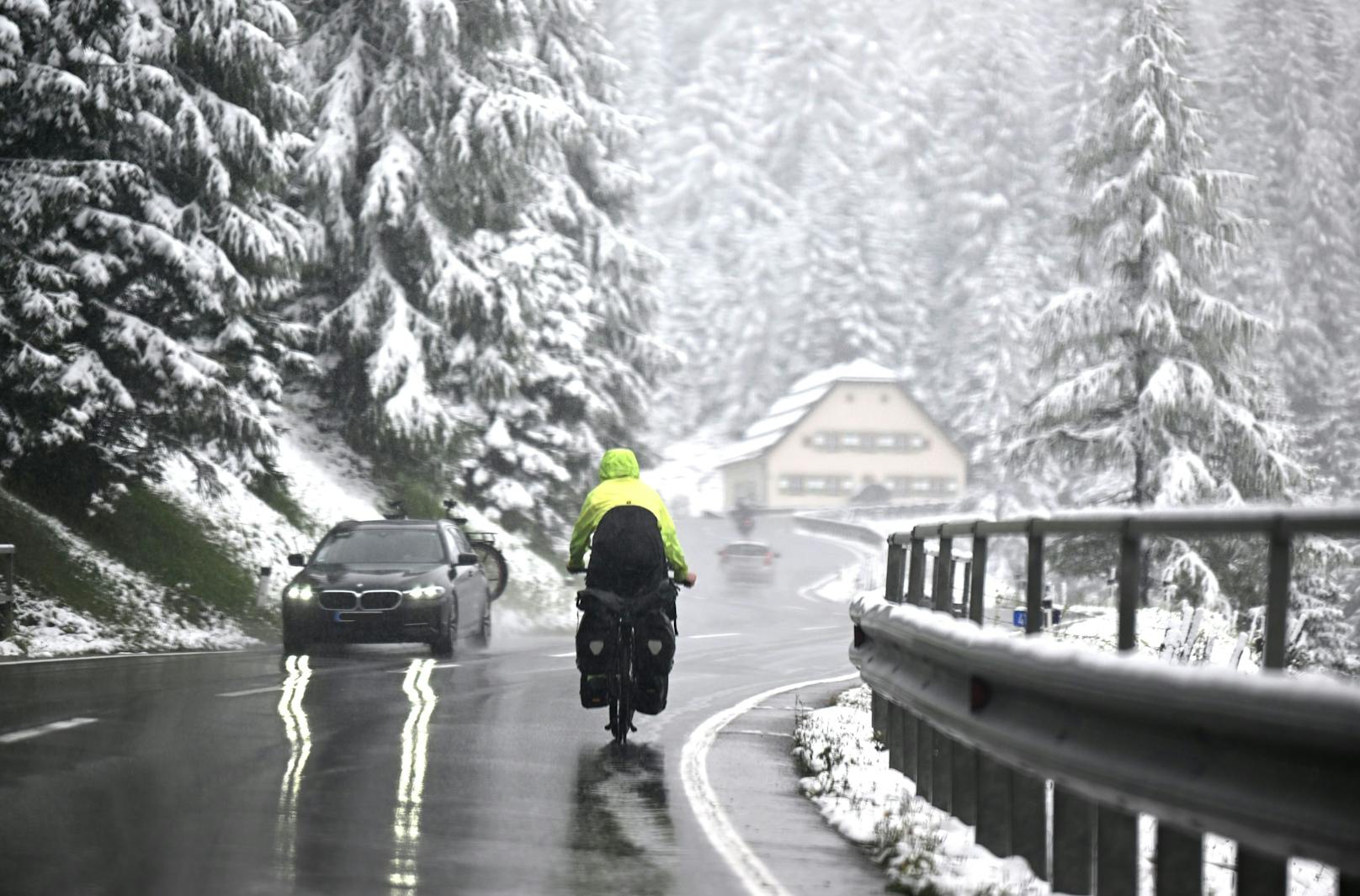 Ein Radfahrer im Schneefall auf der Passstraße in Obertauern. Archivbild.