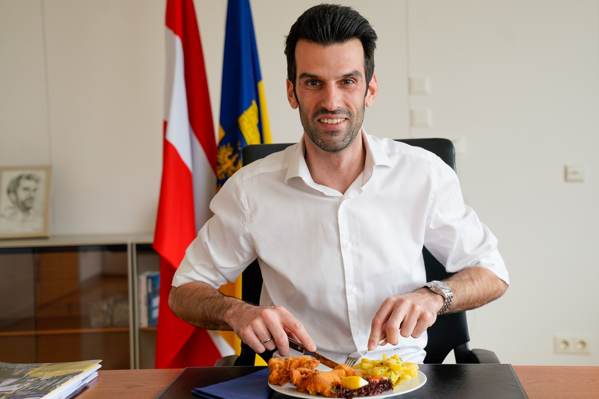 Udo Landbauer bei Schnitzel mit Erdäpfelsalat