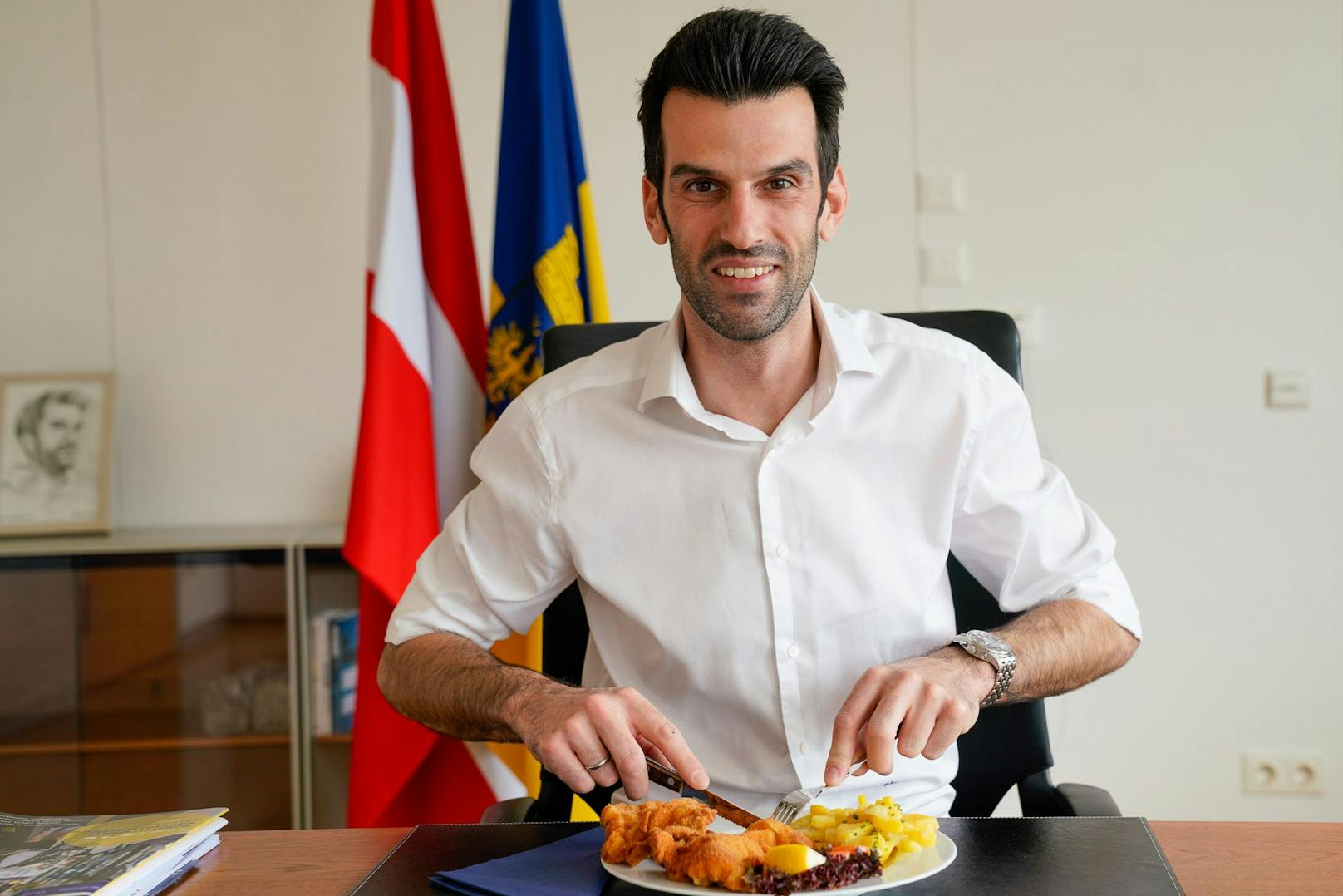 Udo Landbauer bei Schnitzel mit Erdäpfelsalat