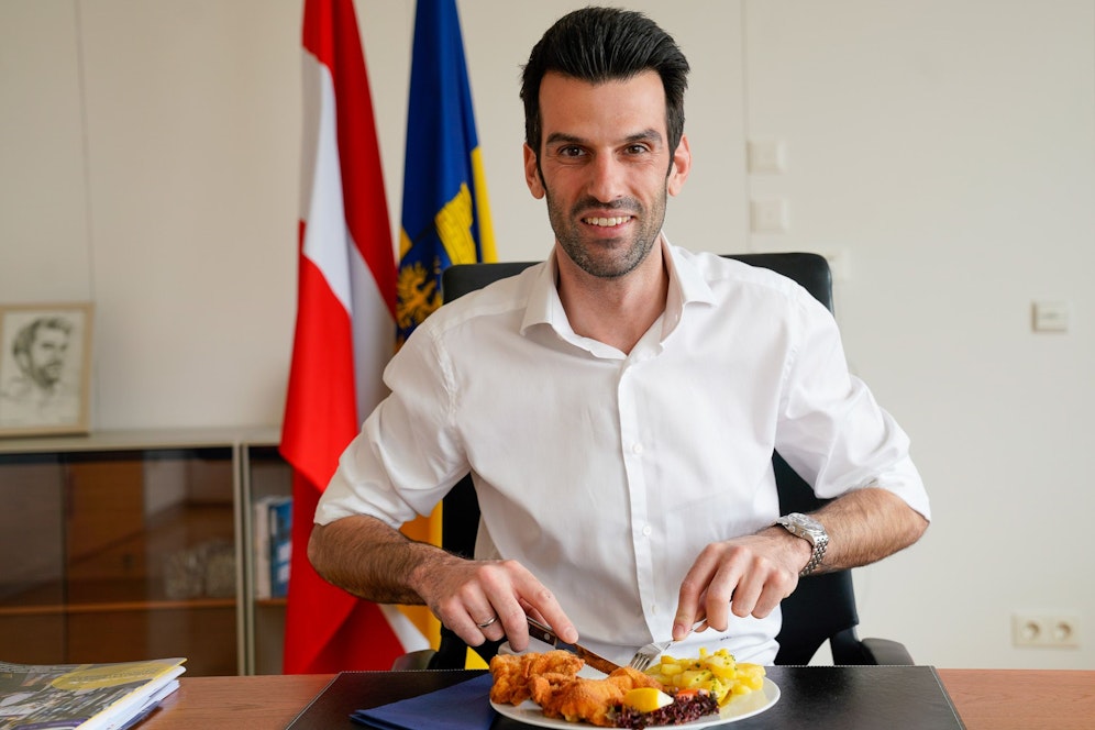 Udo Landbauer bei Schnitzel mit Erdäpfelsalat