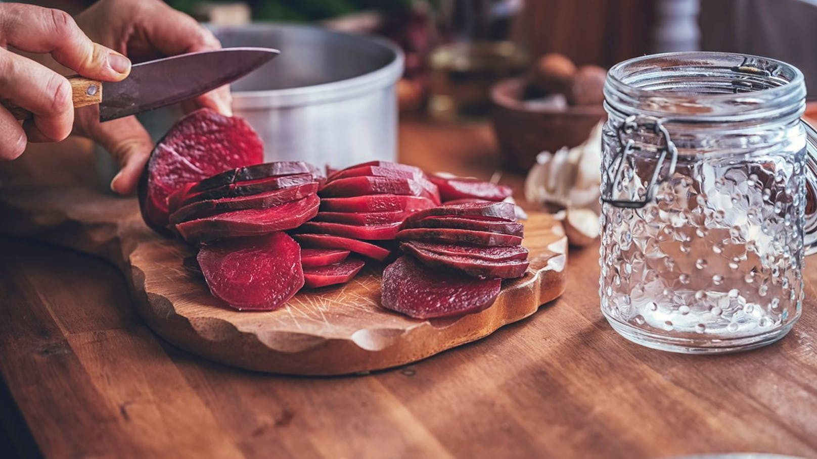 Eine weitere nahrhafte Rohkost wäre die rote Beete. Diese enthält viel Folsäure, die allerdings hitzeempfindlich und stark wasserlöslich ist. Am besten genießt du die Knolle als Saft oder dünn geraspelt in einem Salat.  