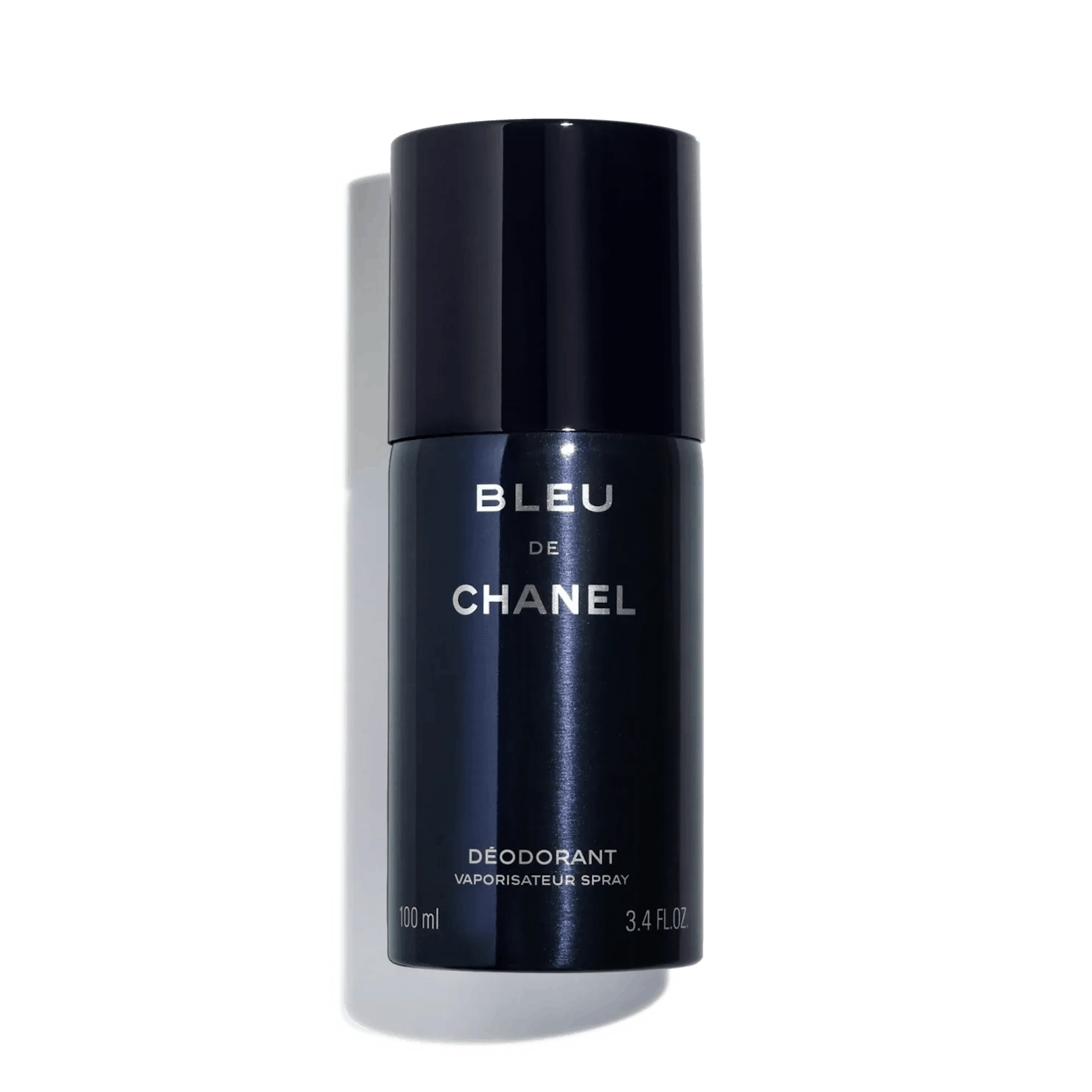 Die holzige Duftnote von Bleu de Chanel gibt es als Deo-Stick oder Spray zu kaufen. 