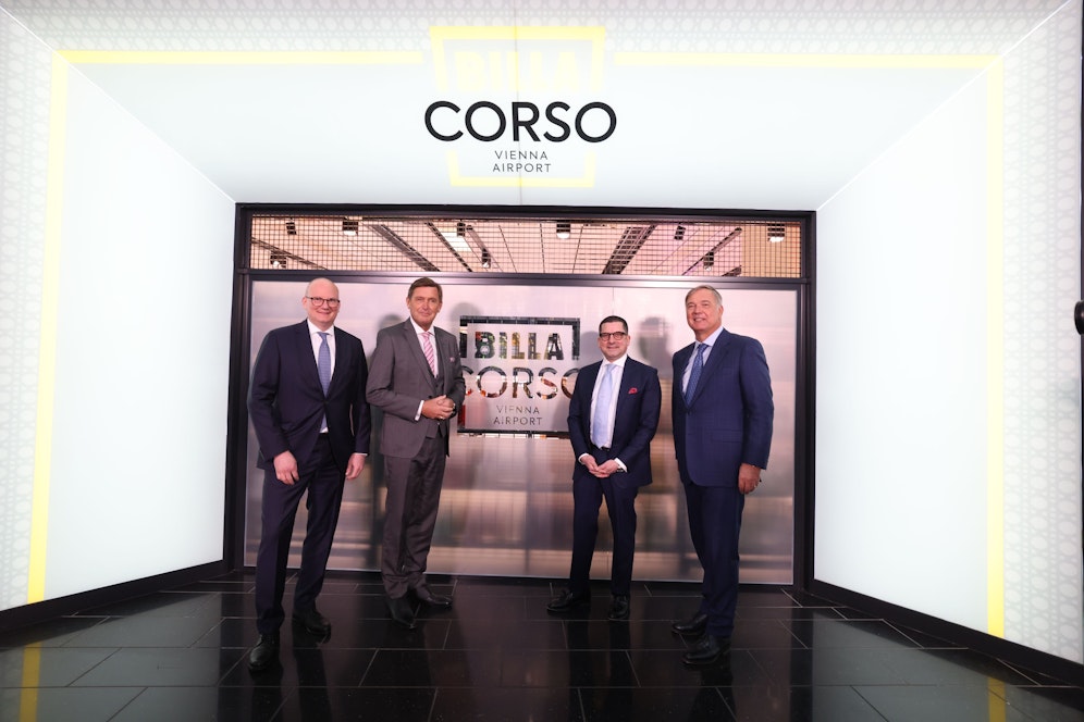 Flughafen-Wien Vorstand Julian Jäger, Wirtschaftsstadtrat Peter Hanke, der Rewe International AG Vorstand Marcel Haraszti und der Präsident der Wiener Wirtschaftskammer Walter Ruck beim neuen Billa Corso am Flughafen (v.l.n.r.)