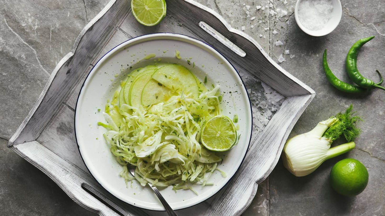 Fenchel enthält eine große Menge an Kalium und kann etwa im Salat oder im Smoothie als leckere Rohkostbeilage verwendet werden.