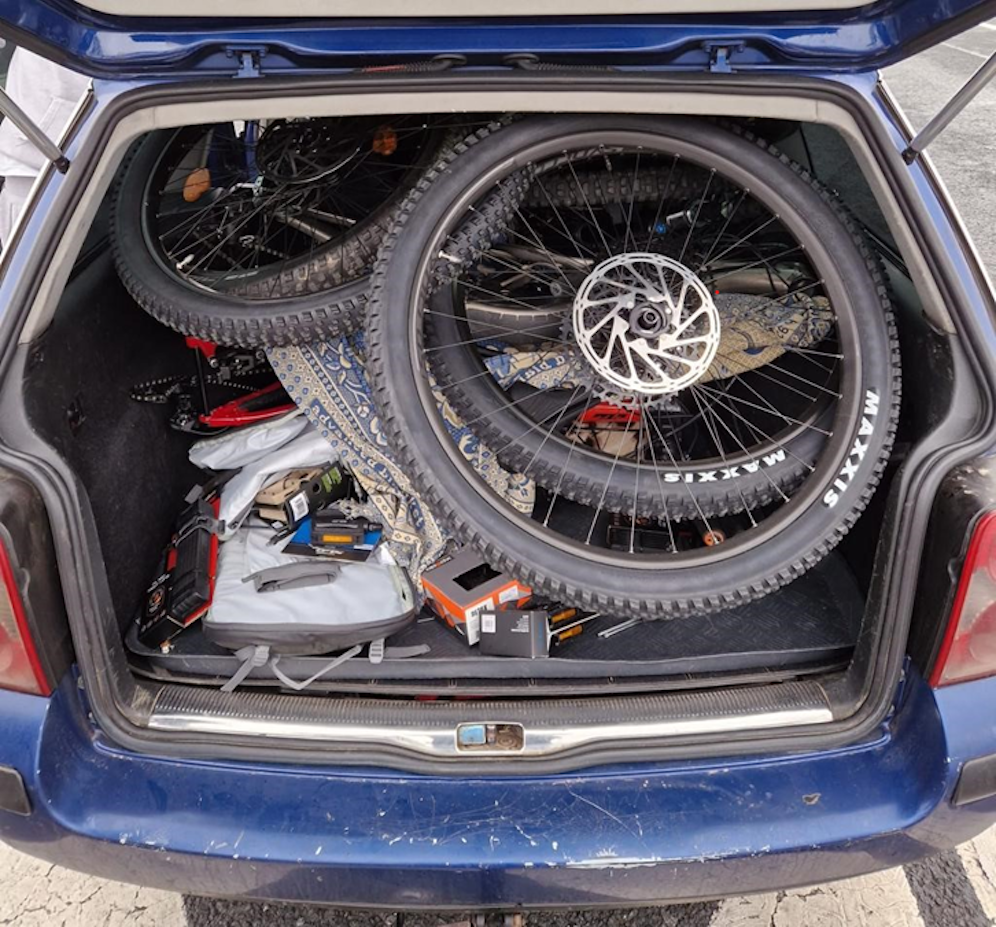 Die zerlegten Bikes des Trios.