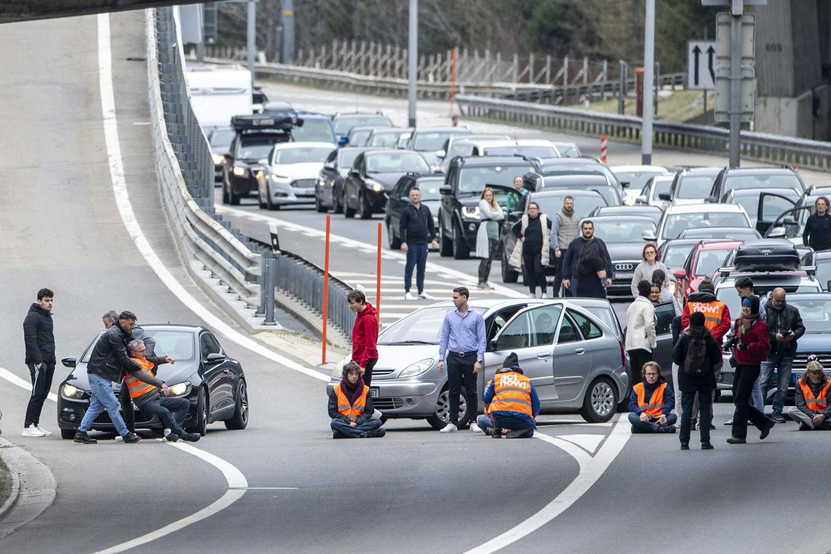 Mitglieder von Renovate Switzerland haben am Karfreitag mit einer Straßenblockade den Unmut der Autofahrerinnen und Autofahrer auf sich gezogen.