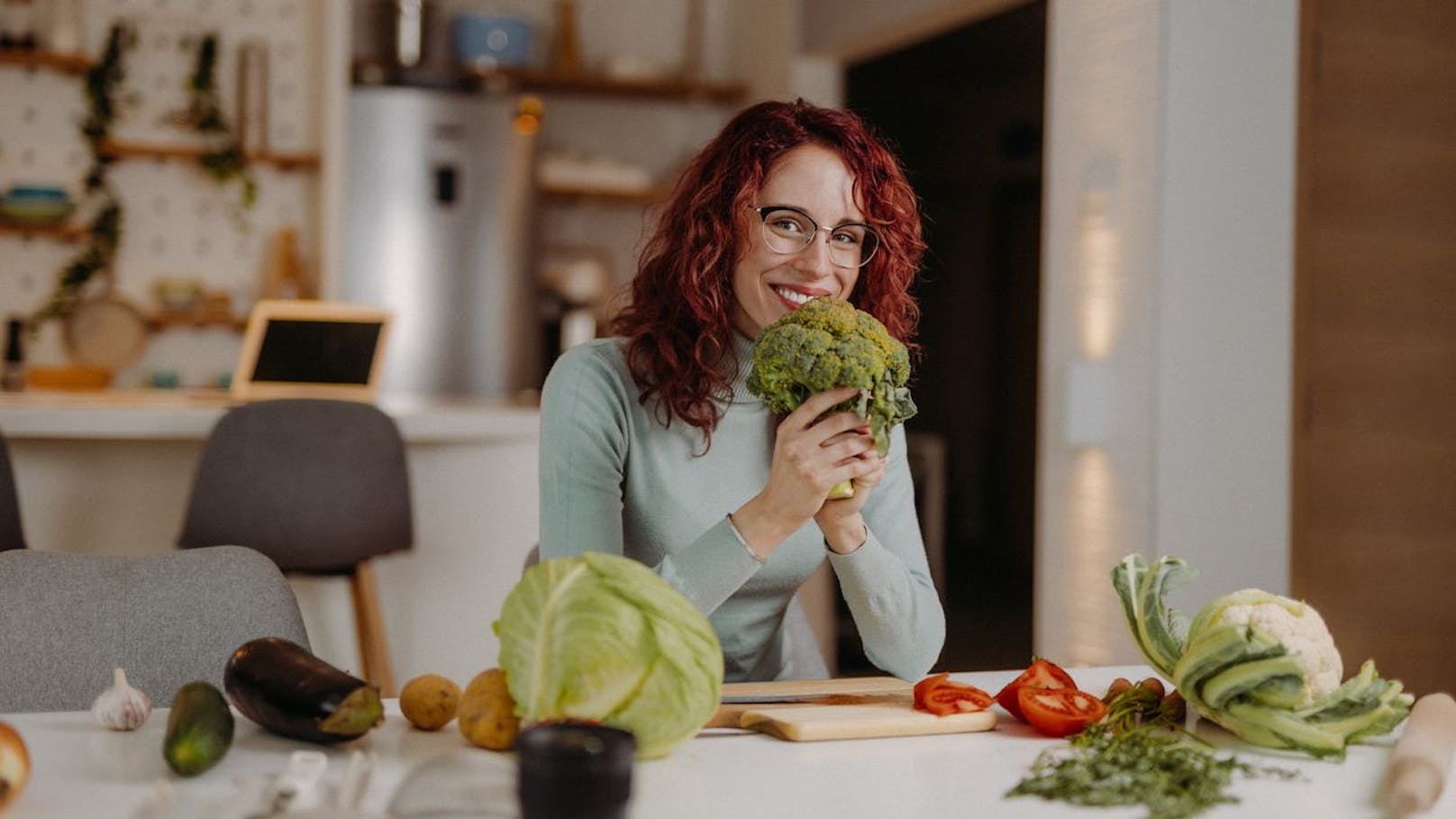 In Brokkoli befinden sich jede Menge Vitamine, sowie das hitzeempfindliche Vitamin C. Kleine Portionen von rohem Brokkoli sind noch verträglich, solange du den Stiel nicht isst.