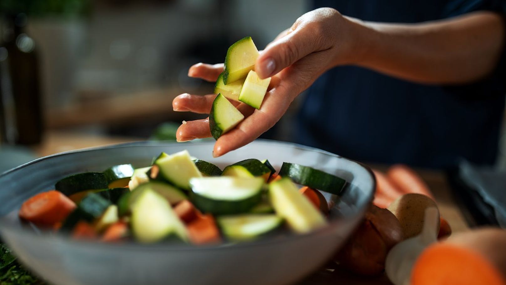 Die Zucchini lässt sich auch in ihrer rohen Form verspeisen. Schmeckt sie allerdings bitter, solltest du sie lieber kochen.