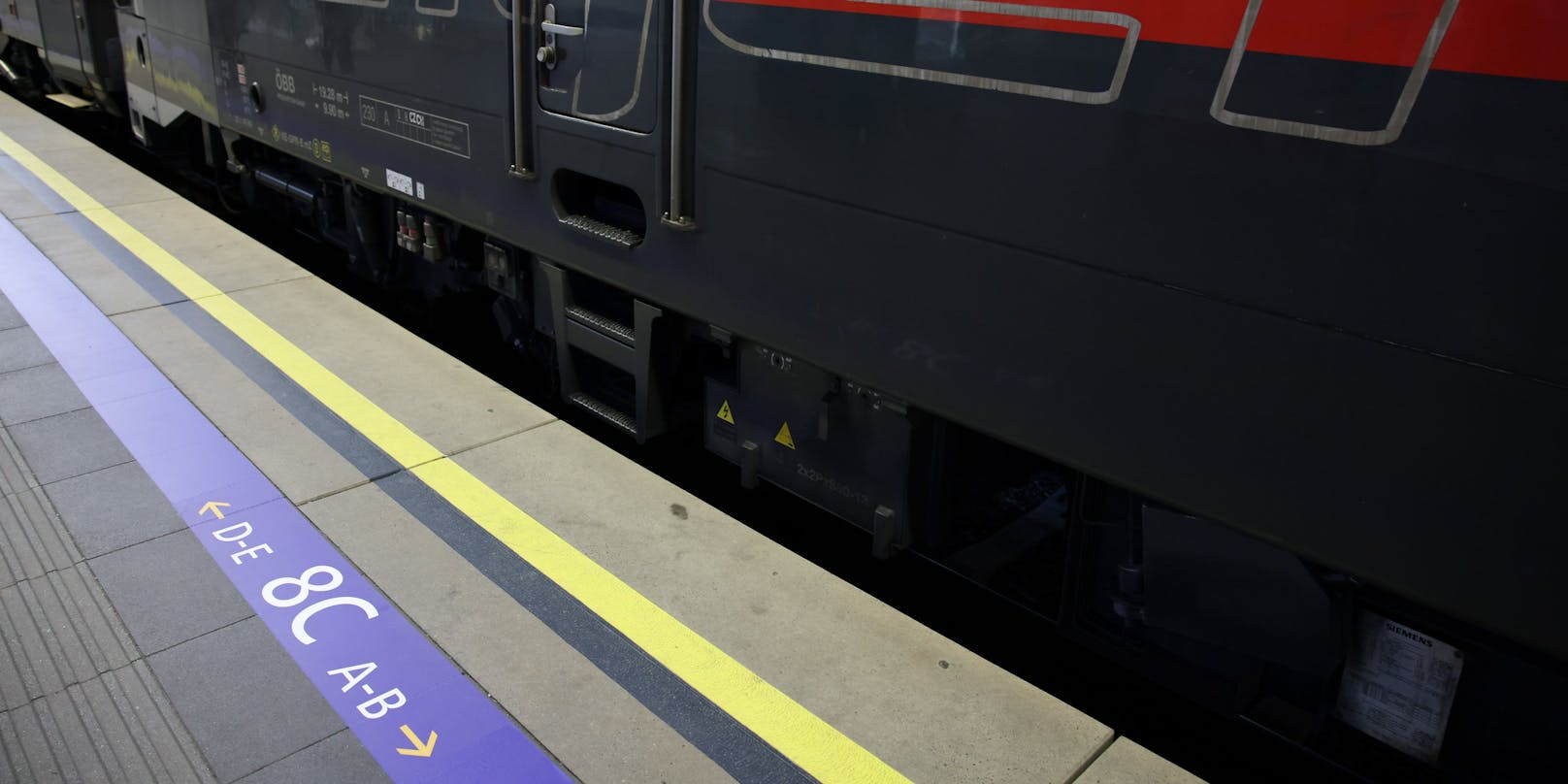 Die ÖBB testen ein neues Personen-Lenkungssystem am Hauptbahnhof Wien.