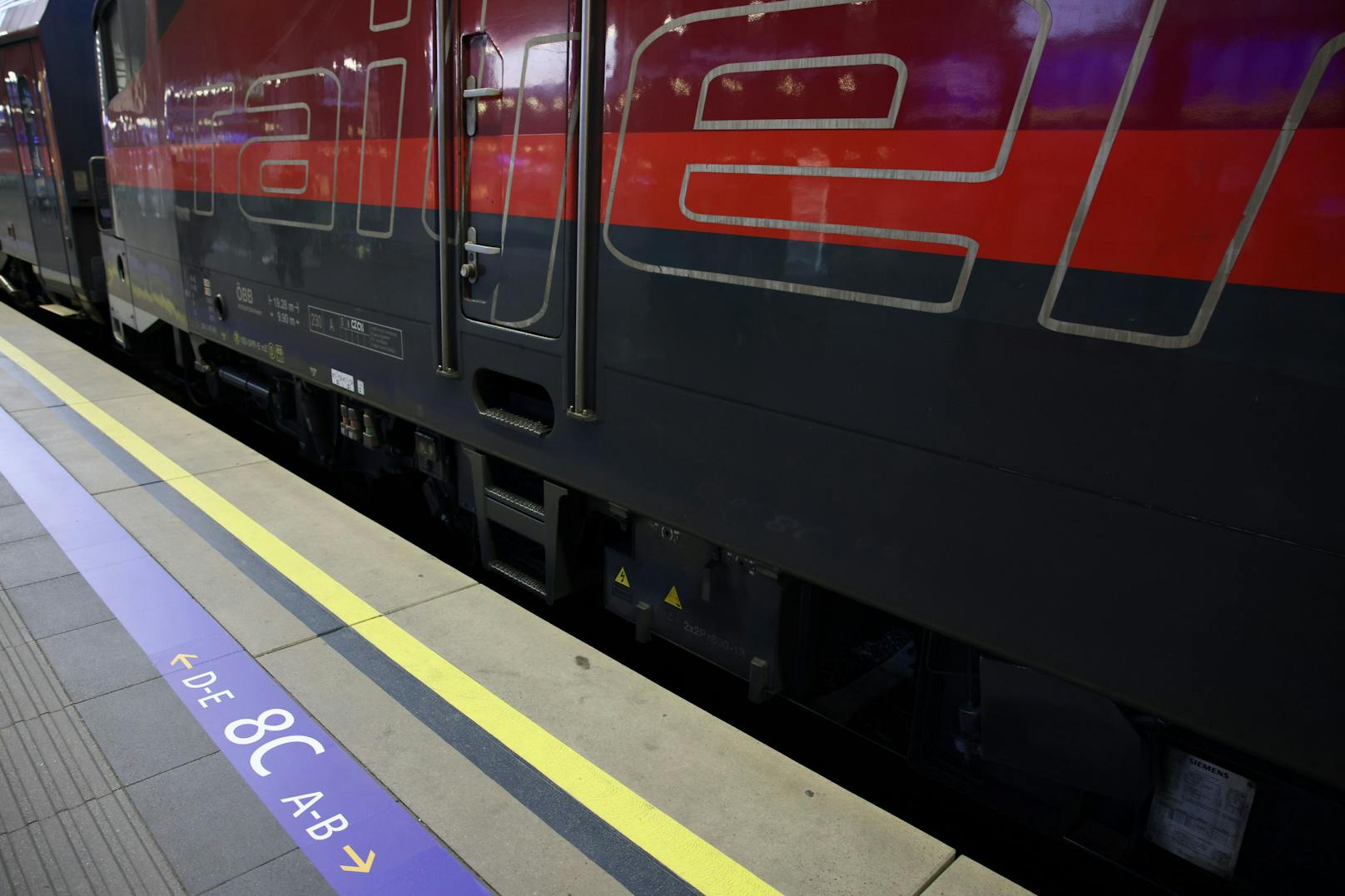 Die ÖBB testen ein neues Personen-Lenkungssystem am Hauptbahnhof Wien.