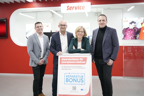 Von rechts: MediaMarkt-CEO Alpay Güner, Ministerin Leonore Gewessler, MediaMarkt-COO Christoph Dietrich, MediaMarkt-Gerngross-GF Thomas Kreuzinger