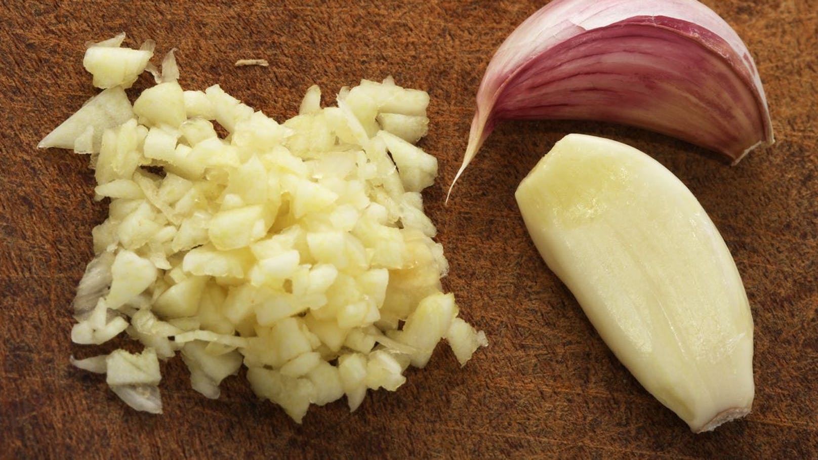 Knoblauch dient als leckeres Würzmittel, doch die Knolle kannst du auch roh essen. In ihrer gehackten Form kannst du die Wunderknolle im Salat oder einem Dip essen.