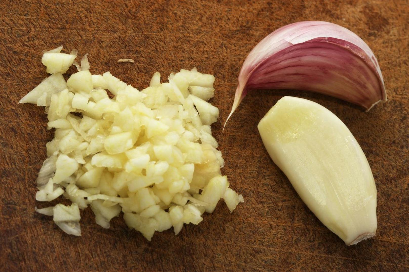 Knoblauch dient als leckeres Würzmittel, doch die Knolle kannst du auch roh essen. In ihrer gehackten Form kannst du die Wunderknolle im Salat oder einem Dip essen. 