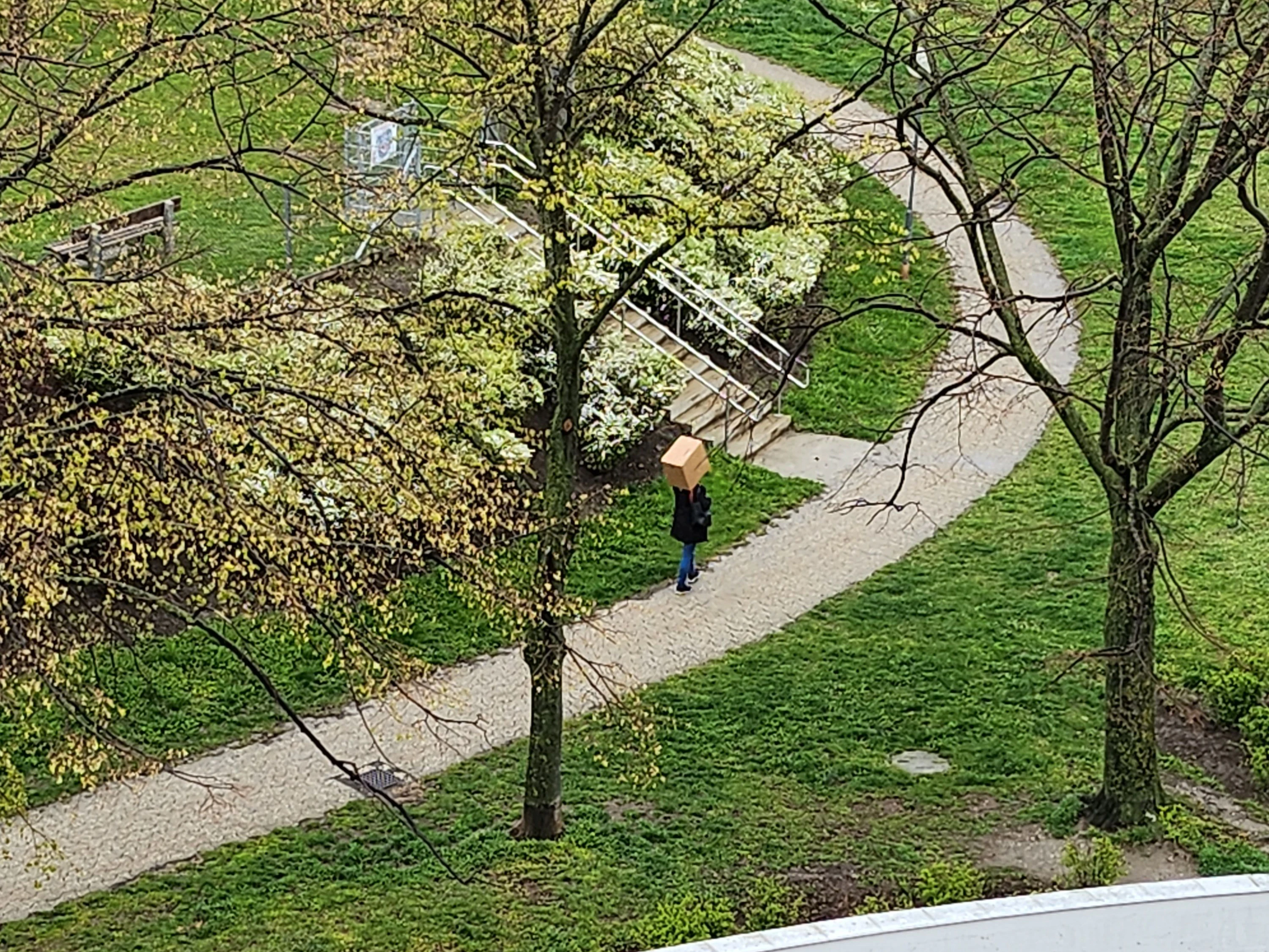 Die Dame brachte mit ihrer Kopfbedeckung ihre Nachbarn zum Lachen.