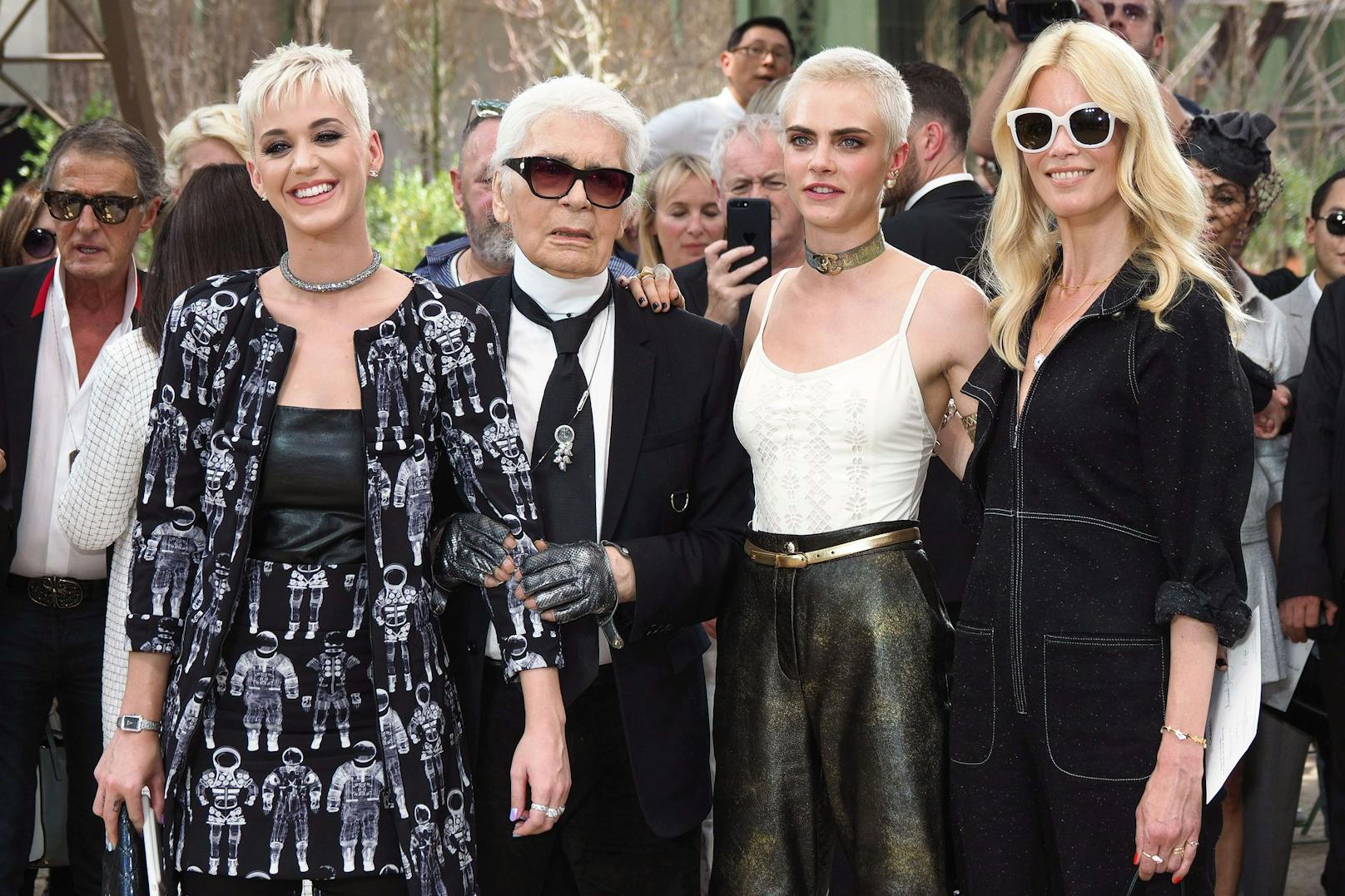 Karl Lagerfeld war ein Tausendsassa, der nicht nur Mode designte, sondern auch fotografierte und einen eigenen Buchladen in Paris besaß! Hier mit Katy Perry, Cara Delevingne und Claudia Schiffer bei einer Chanel Modenschau.