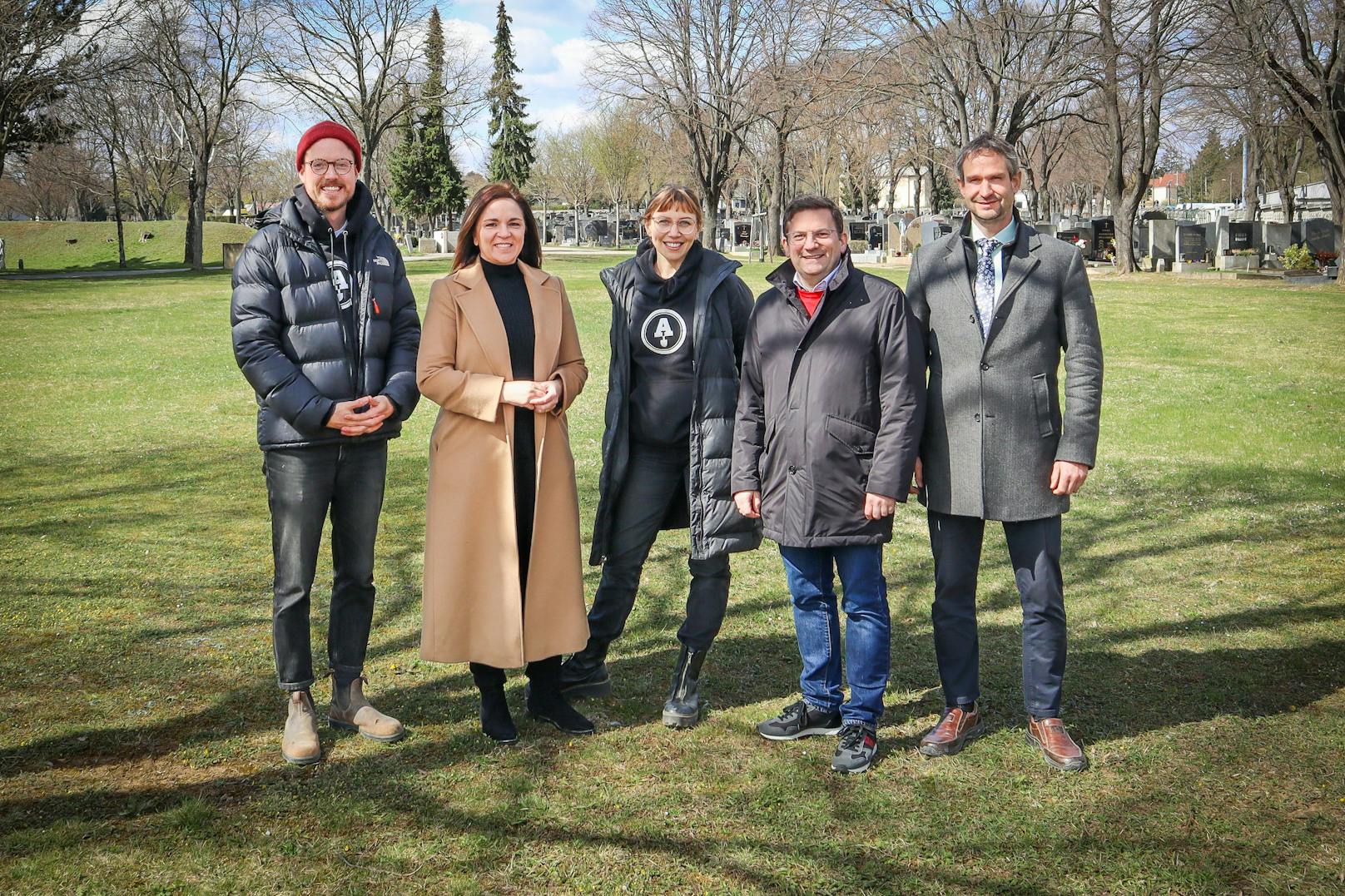 Eine der neuen Urban-Gardening-Flächen befindet sich auf dem Friedhof Südwest. Jan Peter Pech von Ackerhelden, Friedhöfe-Geschäftsführerin Renate Niklas, Rita Himmel von  Ackerhelden, Meidlings Bezirksvorsteher Wilfried Zankl und Arno Uhrmann von den Friedhöfen Wien (v.l.n.r.) sahen sich das Konzept an.