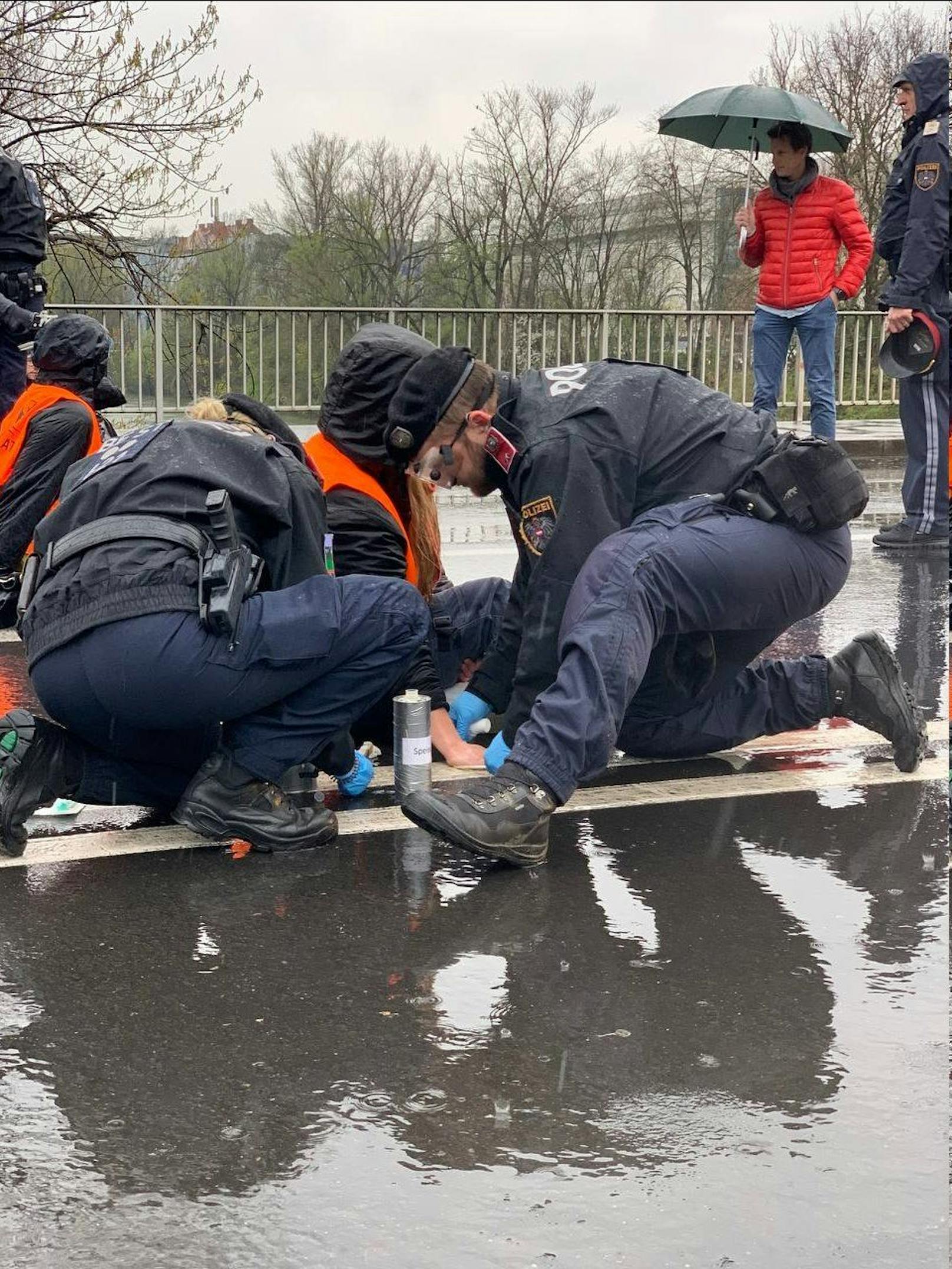 Auch im strömenden Regen hält der Kleber.