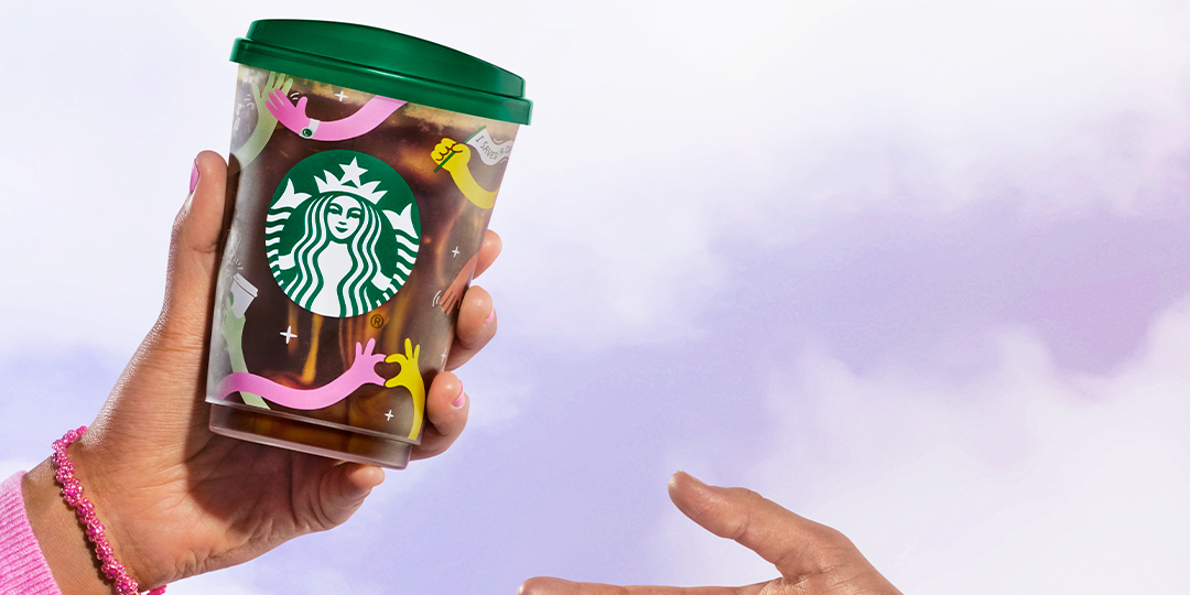 Den Becher gibt es gratis zu jedem Grande Iced Oat Shaken Espresso.