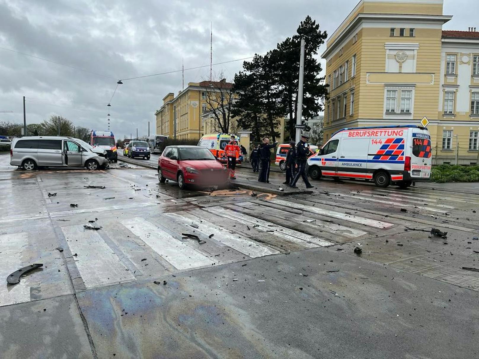 Mehrere Fahrzeuge krachten auf der Edelsinnstraße ineinander. 