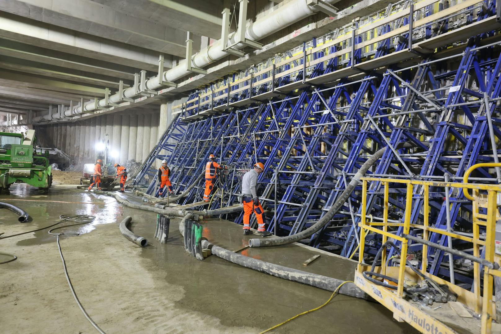 Die Tunnelwände werden mit Beton gegossen.