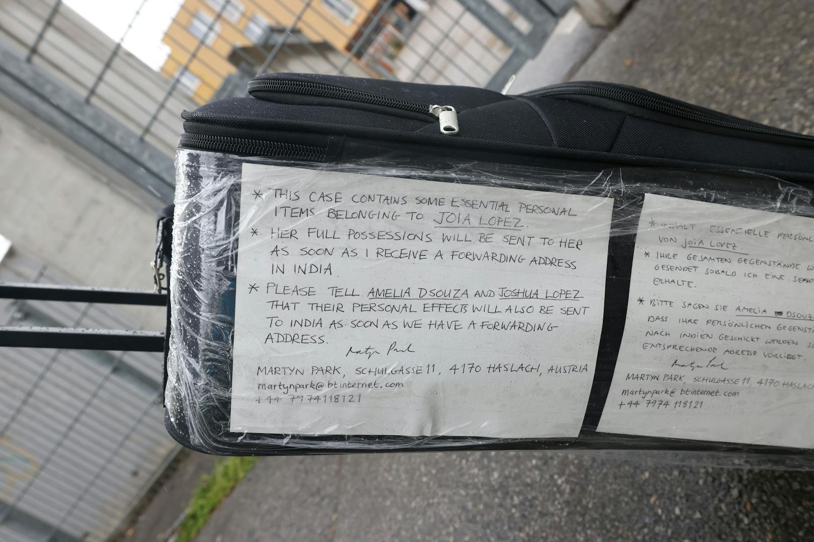"This case contains some essential personal items belonging to Joia Lopez" steht auf dem Koffer zu lesen.