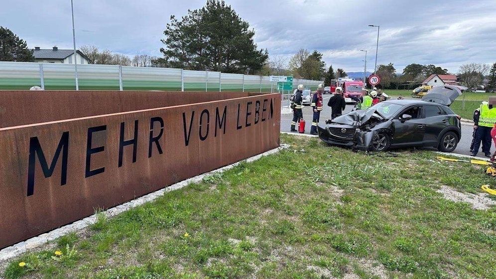 Der Mazda krachte in die Skulptur des Kreisverkehr Süd der Umfahrung Wieselburg in Mühling.