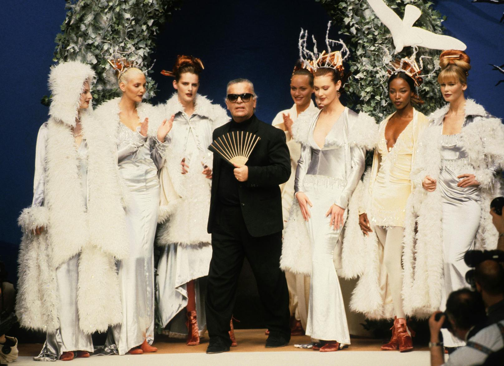 Karl Lagerfeld 1995 mit den Models Nadja Auermann, Stella Tennant, Amber Valletta, Naomi Campbell und Claudia Schiffer.