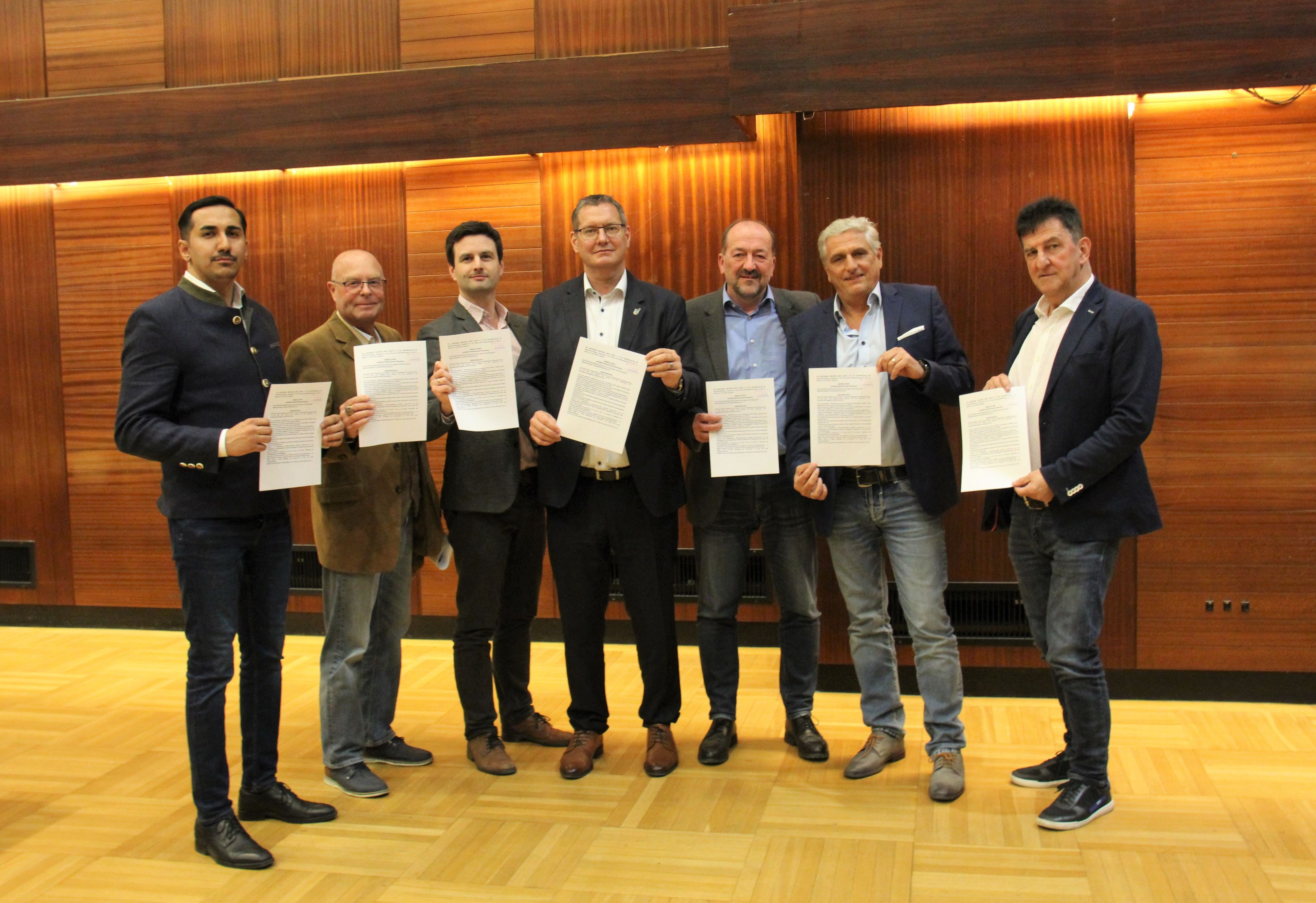 Bezirksvorsteher Georg Papai (SPÖ) mit den Klubobleuten der Bezirksvertretung – diese sprach sich in einer Resolution gegen eine Seilbahn auf den Kahlenberg aus.