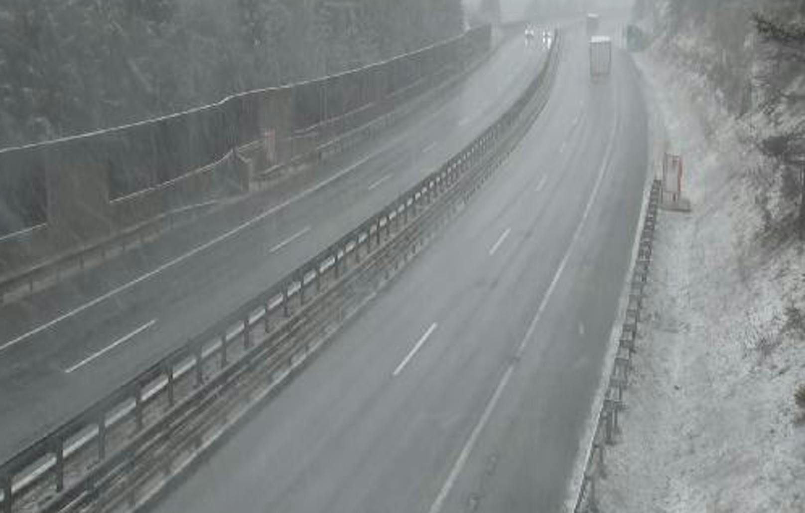 Zwischen Flachauwinkel und dem Tauerntunnel hat der Schneefall um 8 Uhr gerade erst eingesetzt.