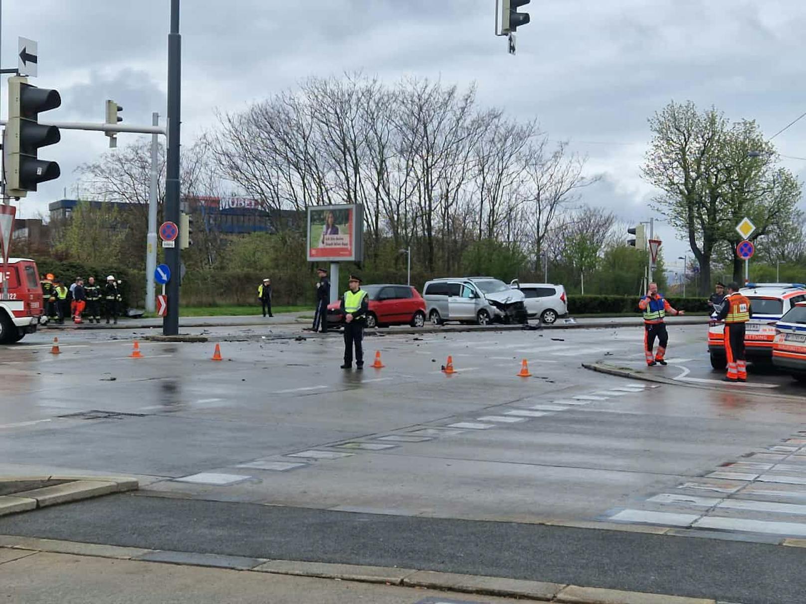 Auf der Edelsinnstraße (Meidling) krachten mehrere Fahrzeuge ineinander. 