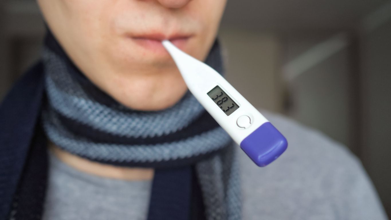 Die echte Grippe (Influenza) ist eine Viruserkrankung. Sie beginnt meist plötzlich mit hohem Fieber, Husten, Muskelschmerzen, Gliederschmerzen, Kopfschmerzen und einer allgemeinen Schwäche.