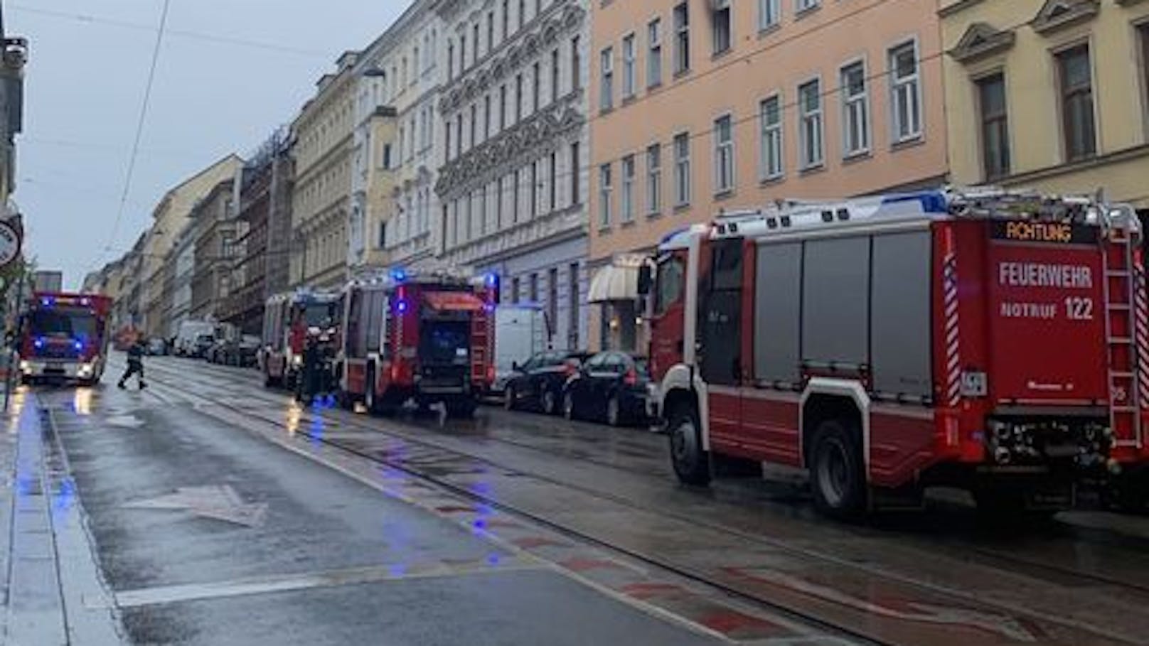 In einer Wohnung eines Mehrparteienhauses artete ein Feuer komplett aus.