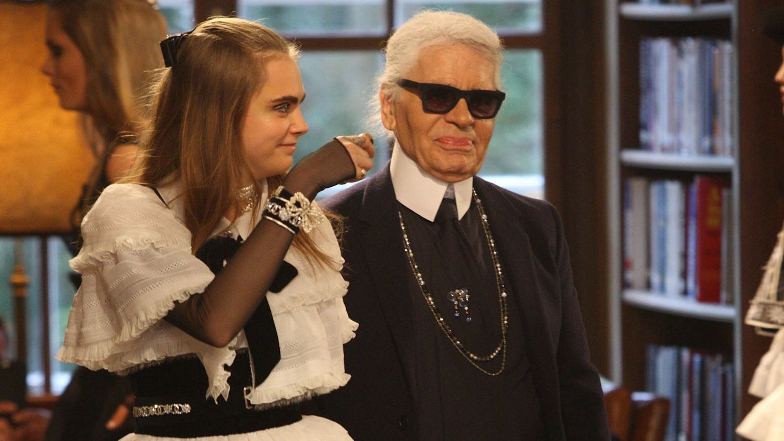 Cara Delevingne und Karl Lagerfeld bei der Chanel Métiers d'art Show im Jahr 2014 in Salzburg.