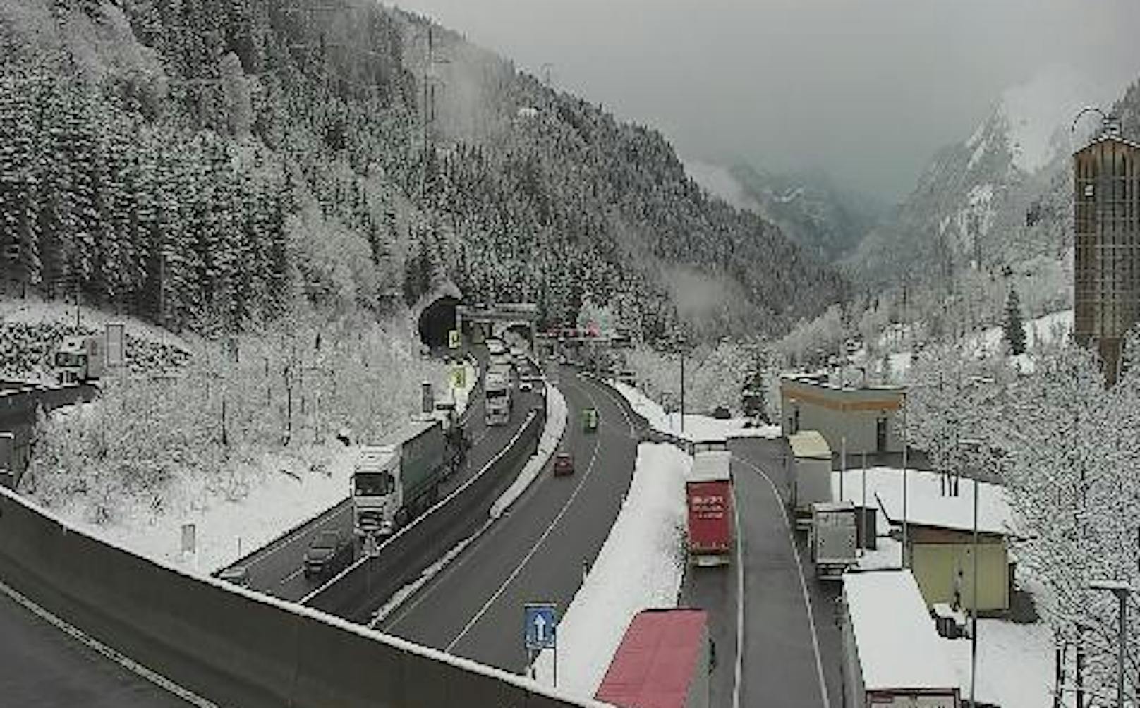 Die S16 Arlberg-Schnellstraße bei Langen.