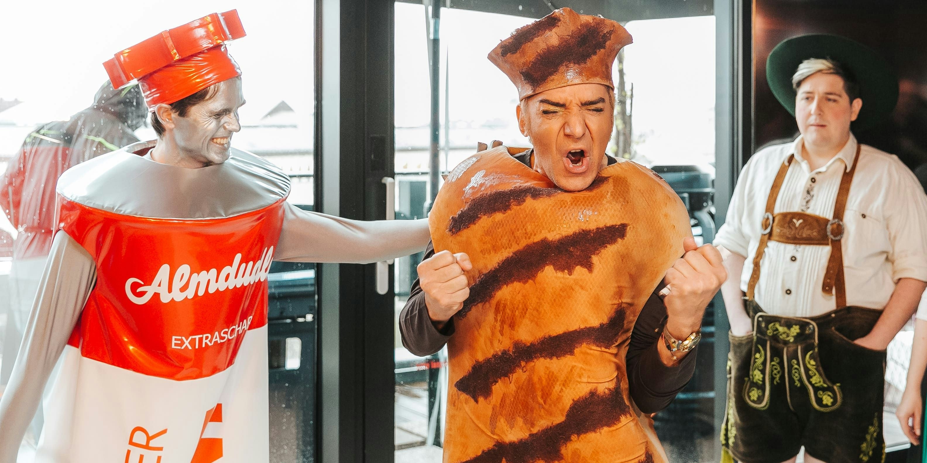 Thomas Klein (r.) als Grillwurst