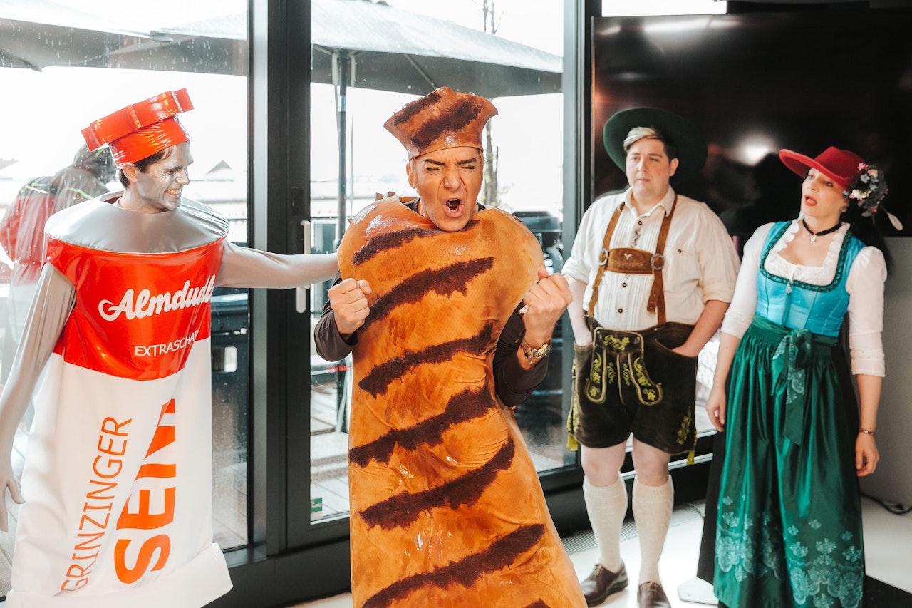 Heute.at - Almdudler-Boss Thomas Klein streift sich Wursthaut über