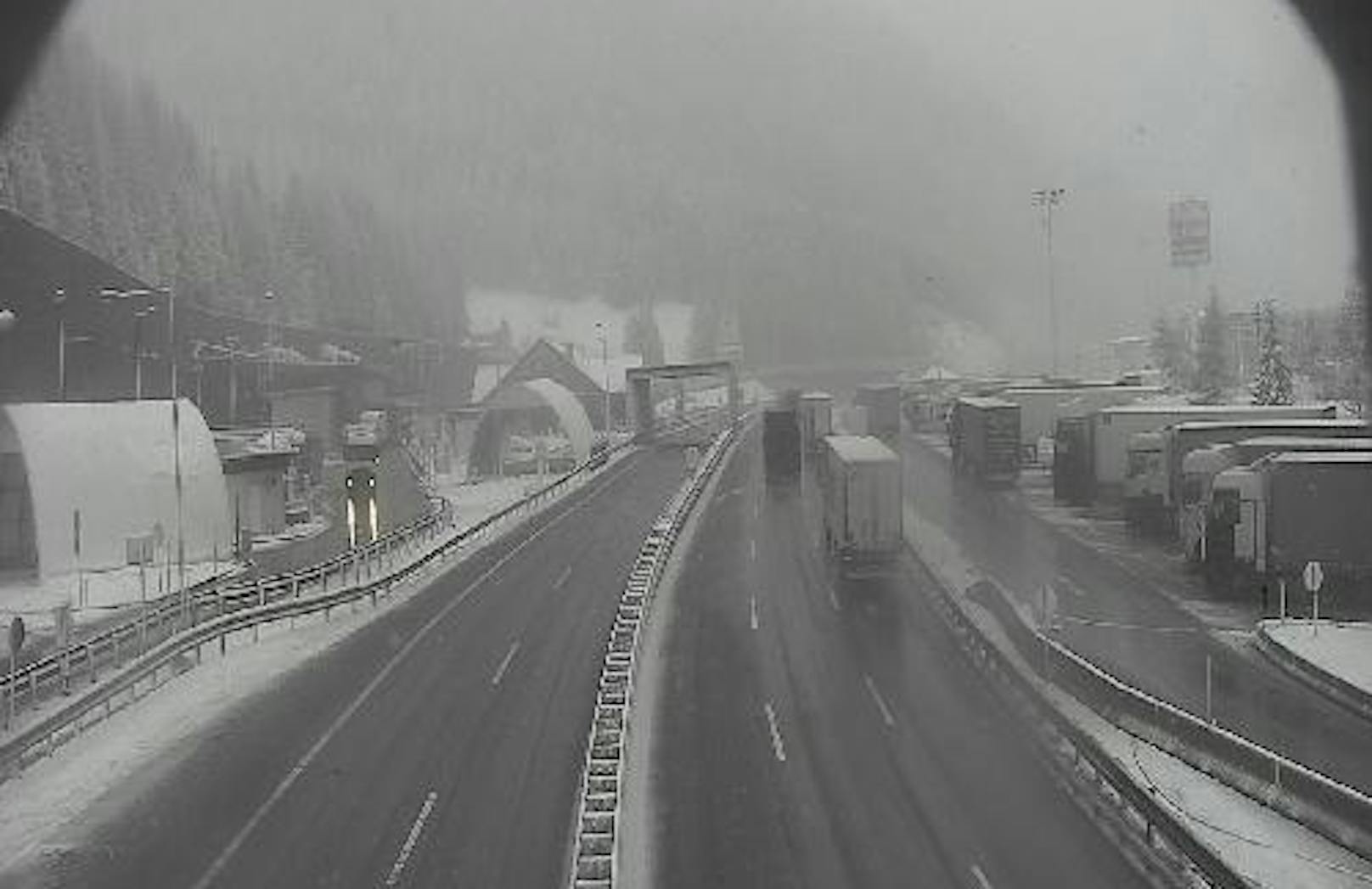 Die A13 am Brennerpass ist stellenweise schneebedeckt.