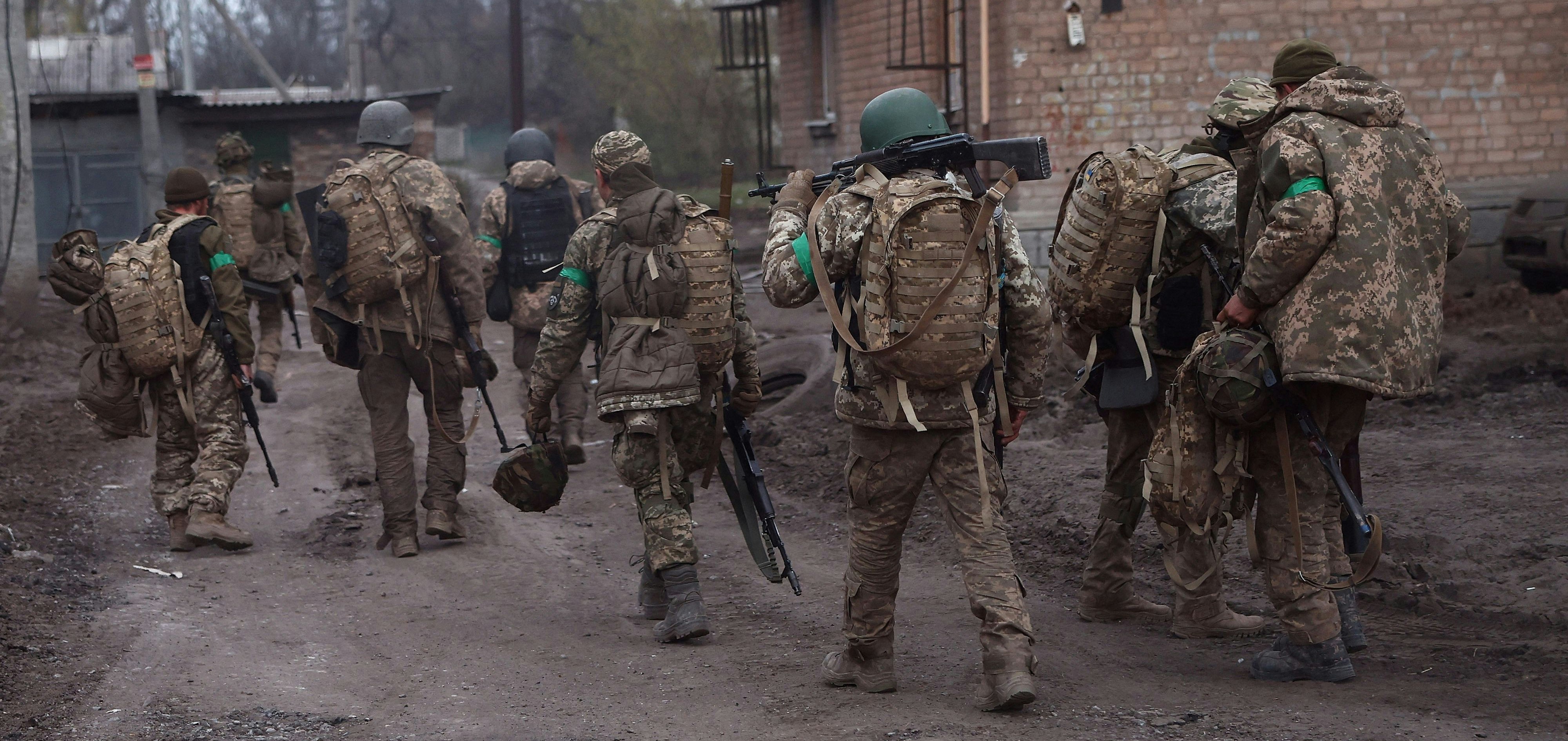 Ukrainische Soldaten in der umkämpften Gegend um die Stadt Bachmut im Osten des Landes. 