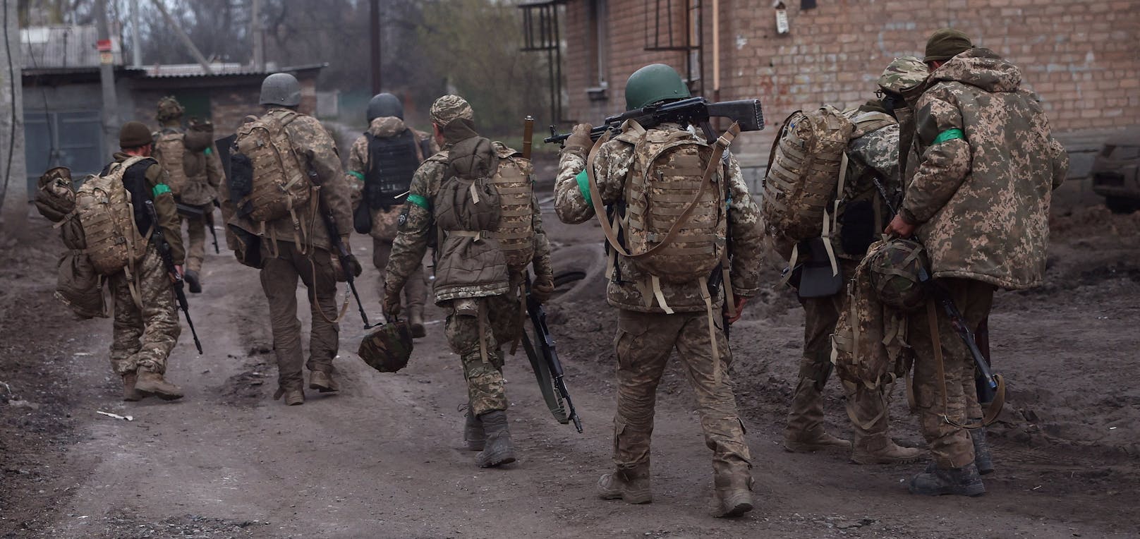 Ukrainische Soldaten in der umkämpften Gegend um die Stadt Bachmut im Osten des Landes. 