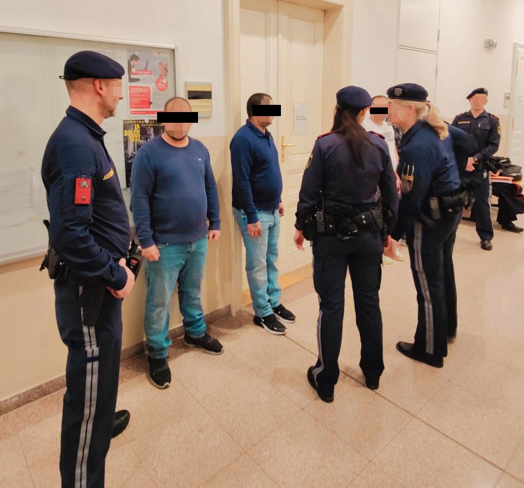 Die Angeklagten vor Gericht in Wr. Neustadt
