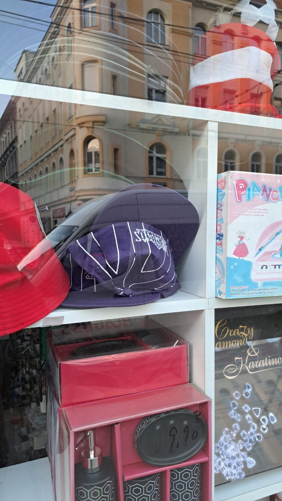 Das Austria-Kapperl im Cent-Shop auf der Hütteldorfer-Straße