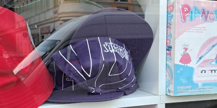 Das Austria-Kapperl im Cent-Shop auf der Hütteldorfer-Straße