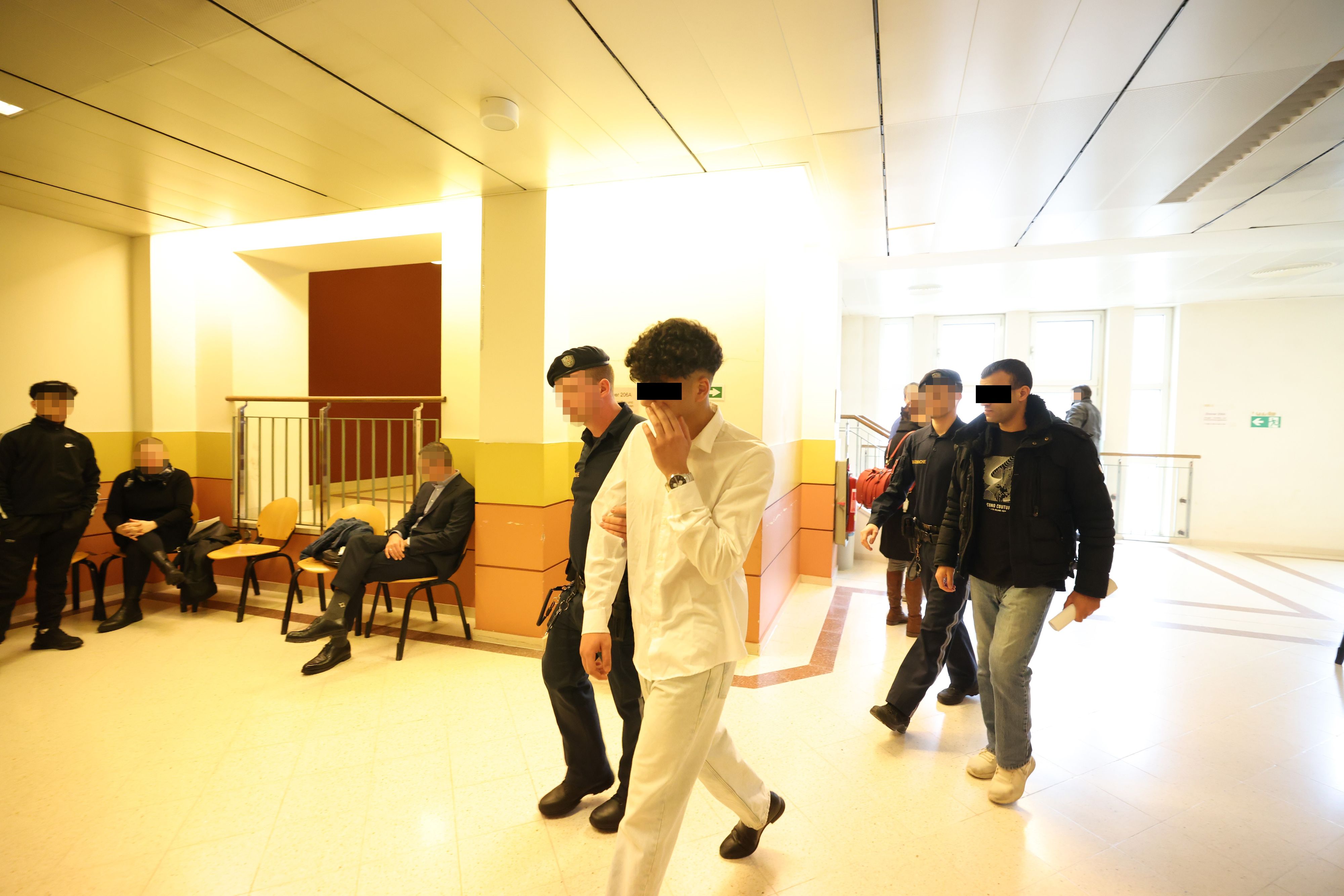 Die Angeklagten am Weg zum Prozess