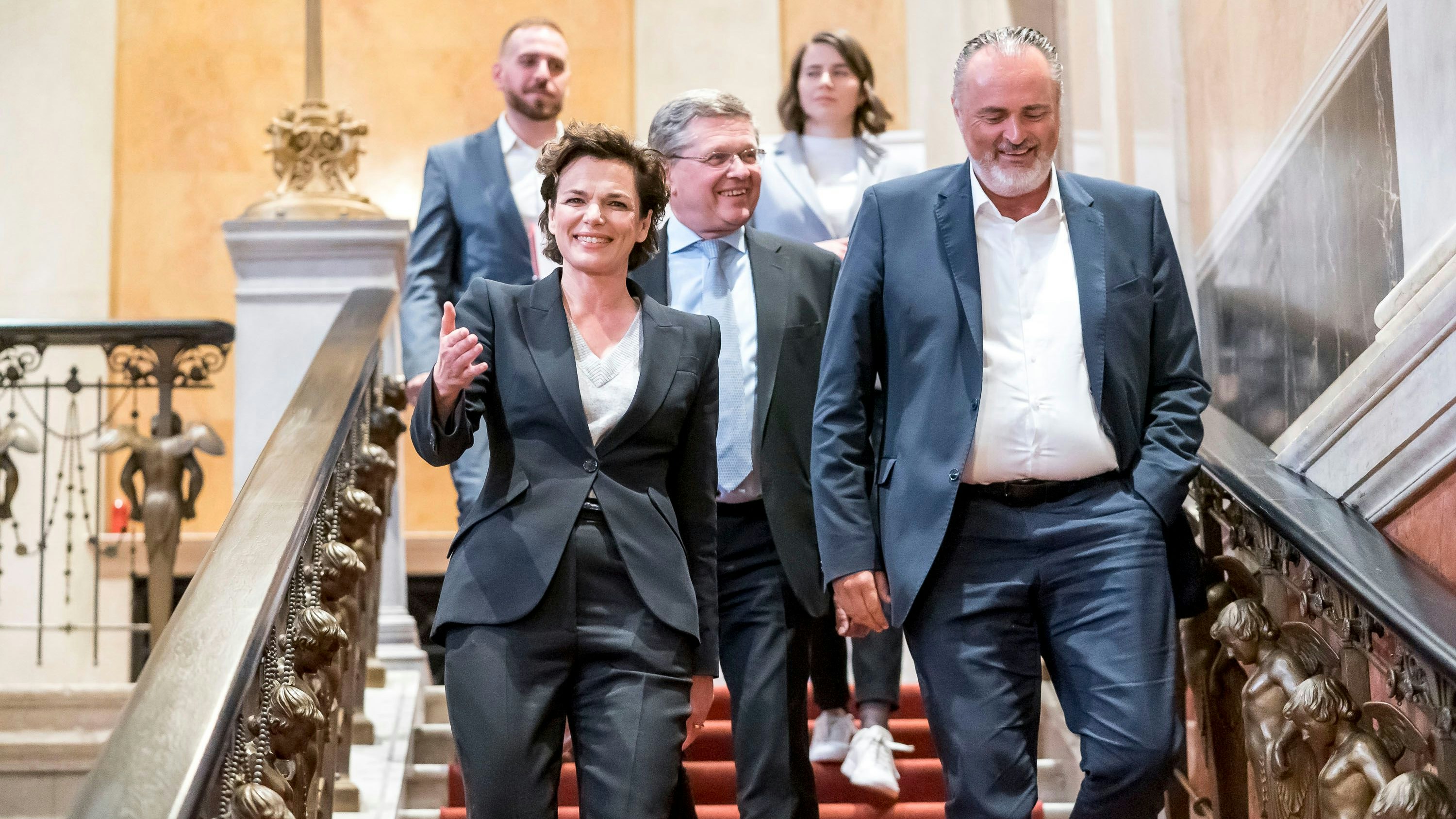 Rendi-Wagner und Doskozil präsentierten sich trotz Chaos locker und gut gelaunt nach dem Parteipräsidium.