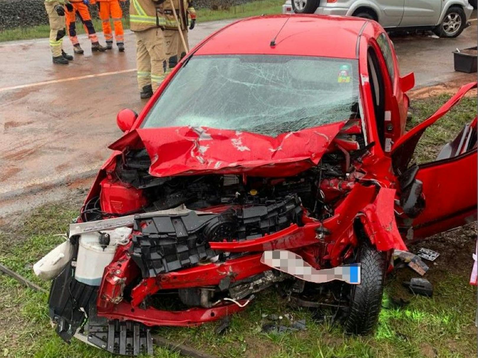 Bei einem schweren Verkehrsunfall in Kitzbühel kam am Donnerstag (13.04.2023) eine 29-jährige Frau ums Leben.