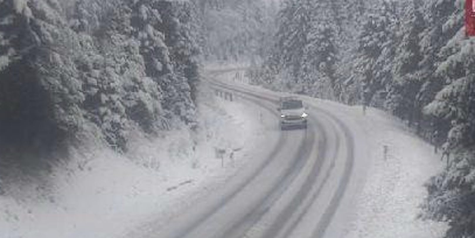 Die B165 am Gerlospass - tiefer Winter in Teilen Österreichs.