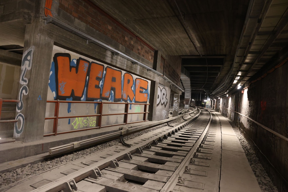 Erst zu Schulbeginn 2024 fährt die U-Bahn-Linie U2 wieder bis zum Karlsplatz. Der Grund für die Verzögerungen sind technische Herausforderungen.